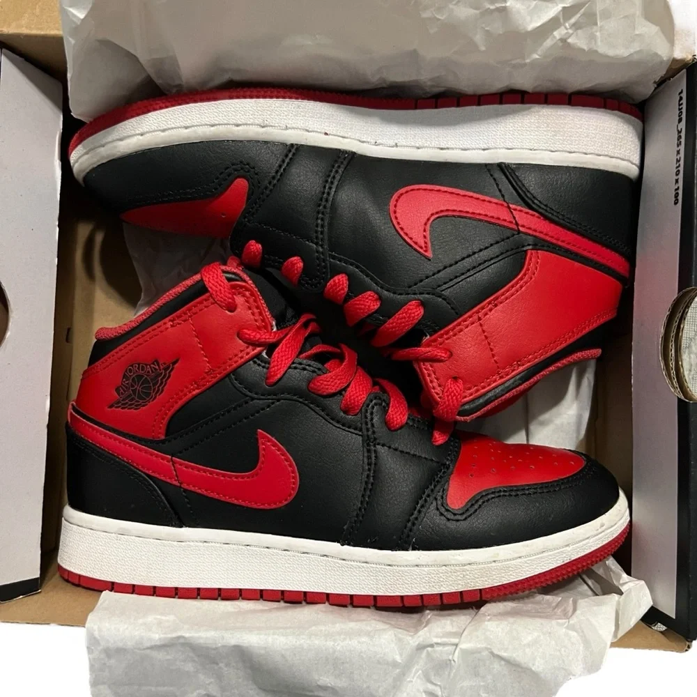 Nike Air Jordan 1 Mid GS 4Y Youth Black / Fire Red Sneakers